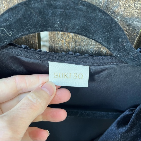 SukiSo Short Ruffle Black Velvet Wrap Dress Sz L - Picture 3 of 15